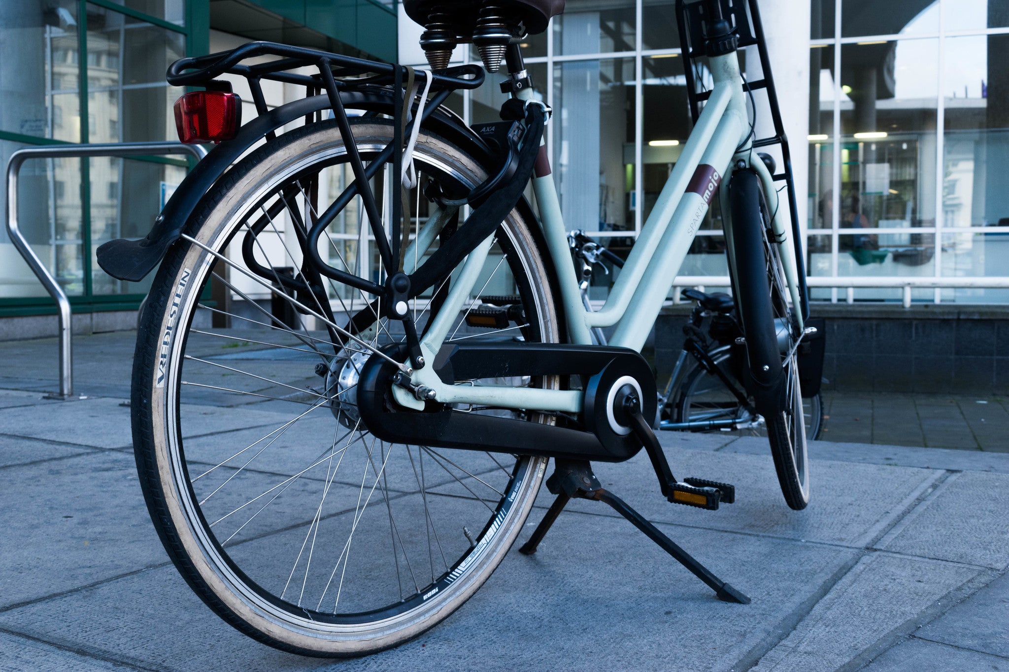 mag-een-elektrische-fiets-buiten-staan